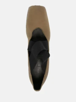 Heels><noscript><img width=