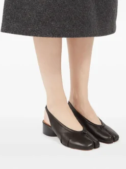 Heels><noscript><img width=