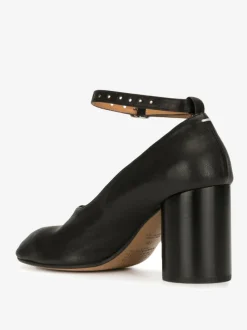 Heels><noscript><img width=