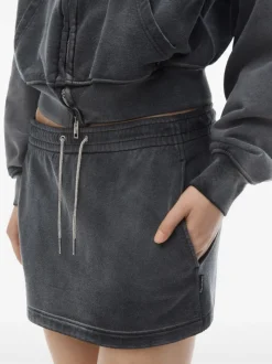 Skirts><noscript><img width=