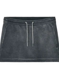 Skirts><noscript><img width=