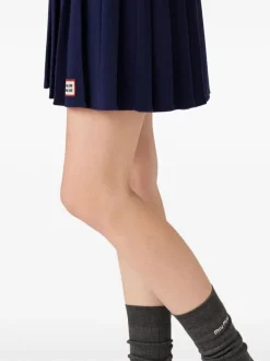 Skirts><noscript><img width=