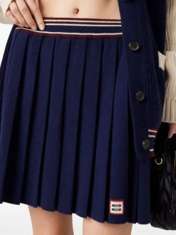 Skirts><noscript><img width=